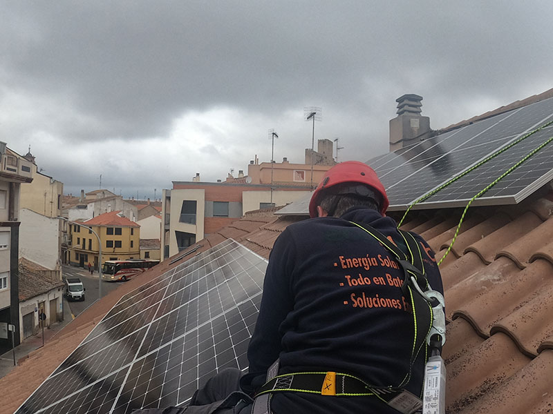 Instalación solar fotovoltaica aislada - Almansa